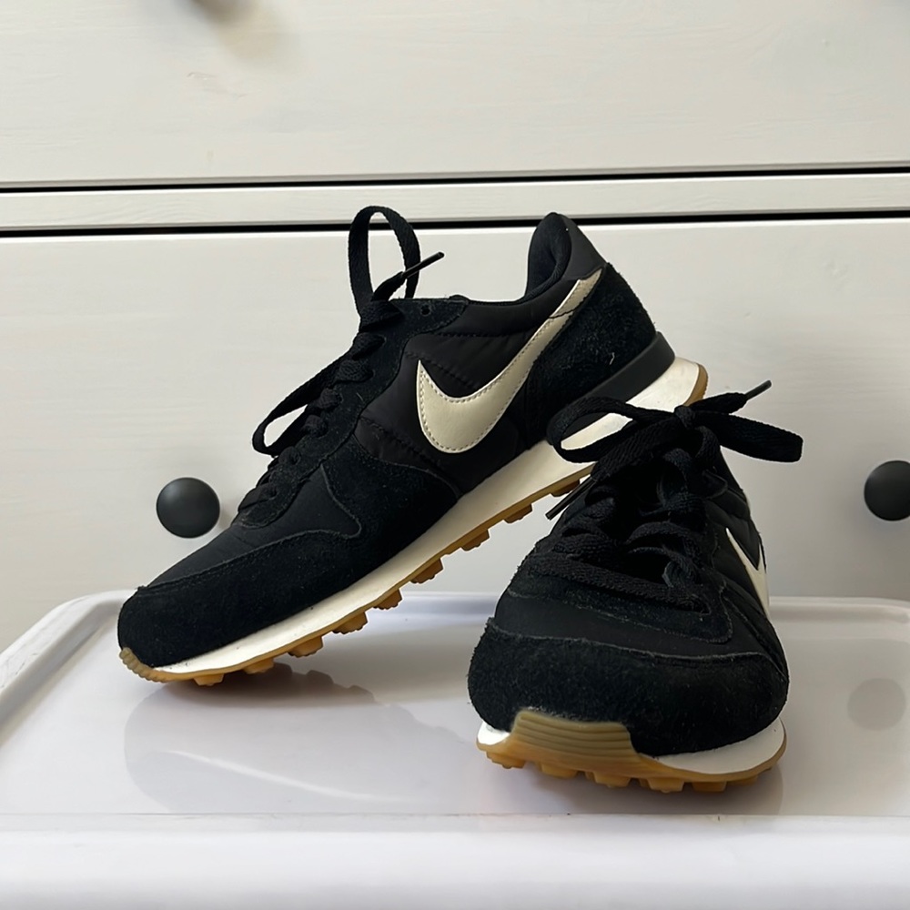 NIKE Internationalist